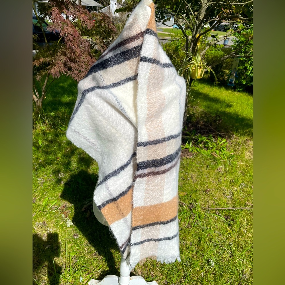 Banana Republic’s Shawl, Wrap, Scarf, White, Tan & Black NWT